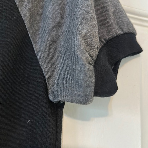 Gray and Black Short Sleeve Tee for Effortless Style - Picture 4 of 6